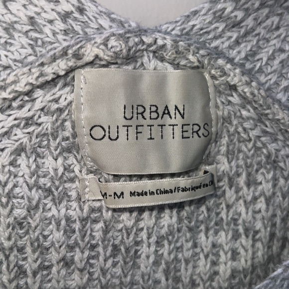 SOLD UO Victoria Oversized V-Neck Sweater in medium gray - Picture 5 of 6
